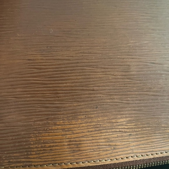 Louis Vuitton - Picture 11 of 12